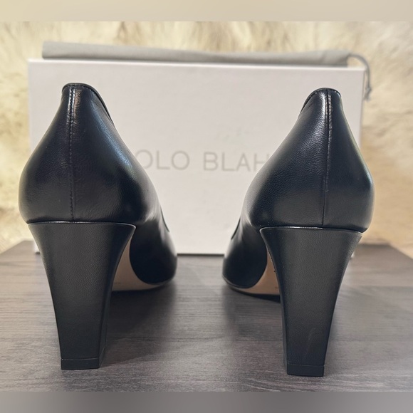 MANOLO BLAHNIK
Skiotto smooth black leather pumps
Women’s Size EU 39 - Picture 5 of 14